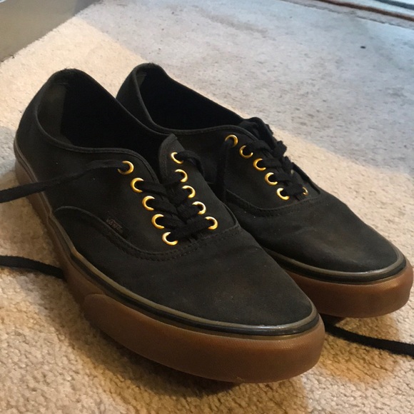 black vans gum bottom